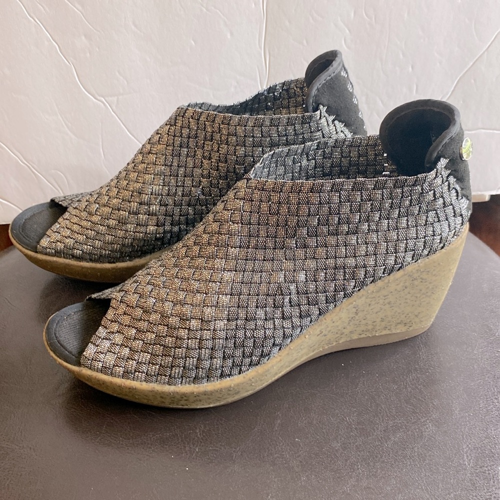 Bernie Mev New York Sabrina women’s wedge, pull on, peep toe metallic shoe 39 🌹